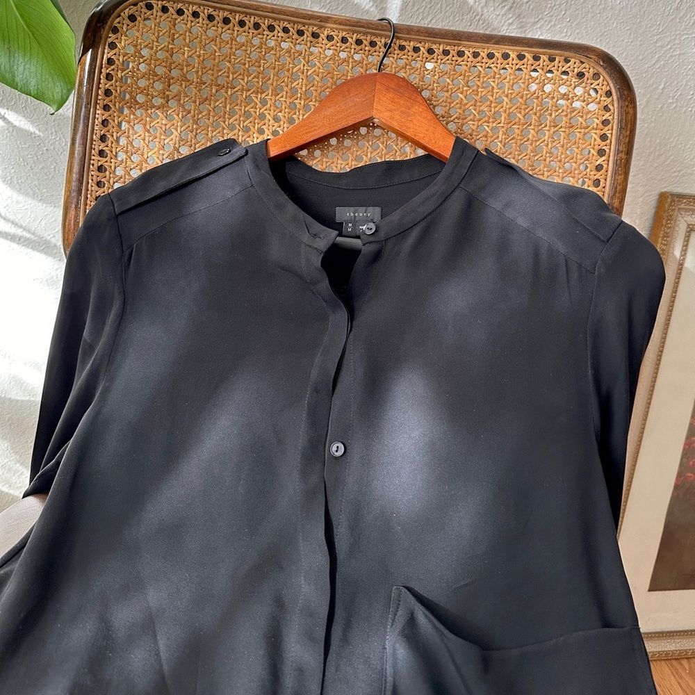 100% silk Theory blouse 🖤